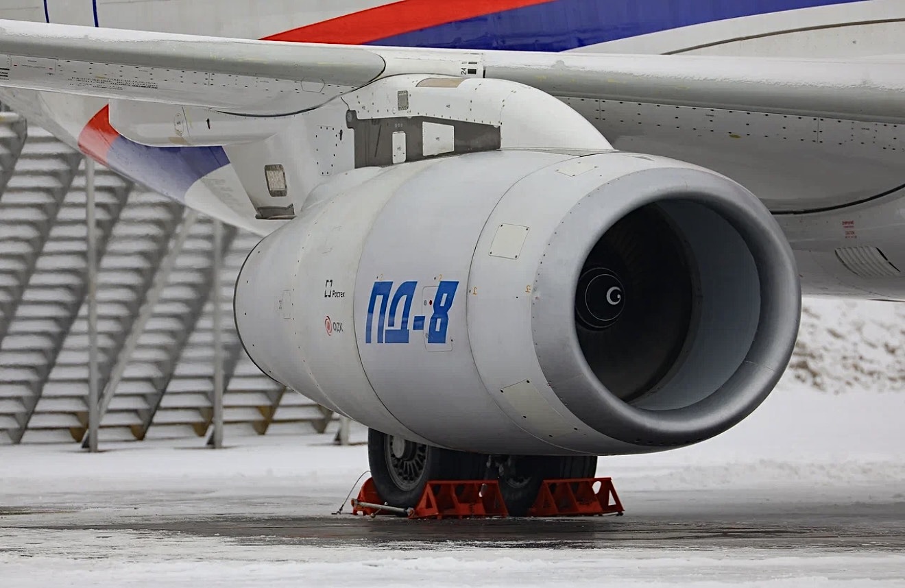 Superjet aircraft with PD-8 engines in winter conditions